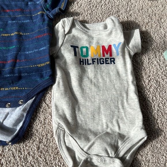 Tommy Hilfiger 4 Pack Bodysuit onesies - Picture 2 of 4